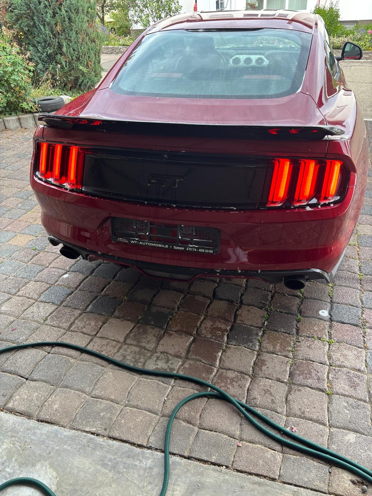 Ford Mustang GT Heck mit leuchtenden Rückleuchten, gepflegt und sauber