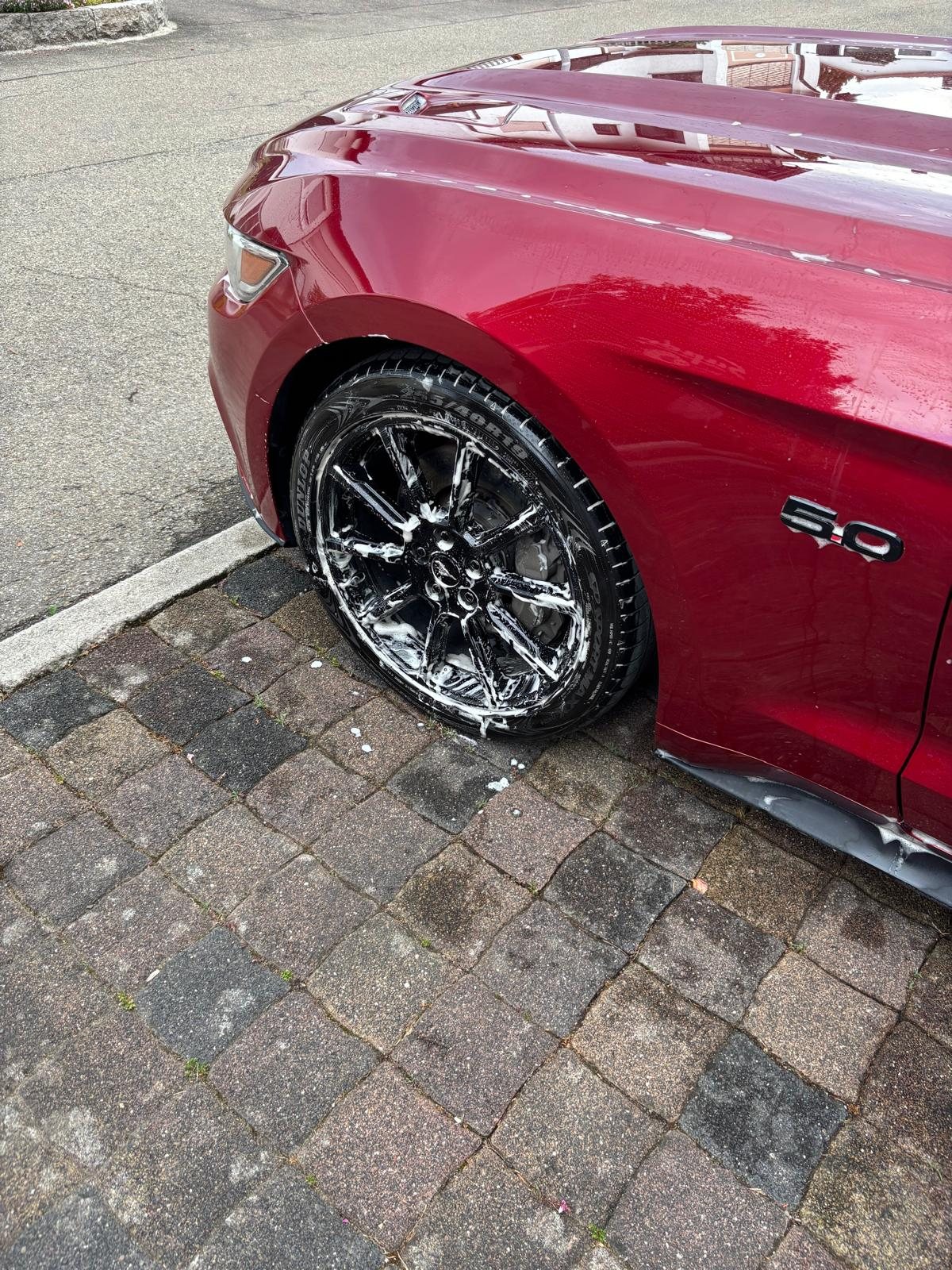 Ford Mustang GT nach der Handwäsche mit glänzendem, sauberem Lack