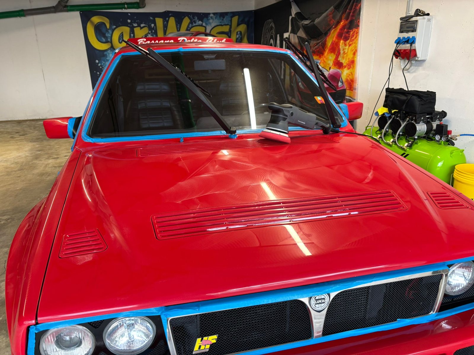 Lancia Delta Integrale Evoluzione während der Lackpolitur mit Poliermaschine